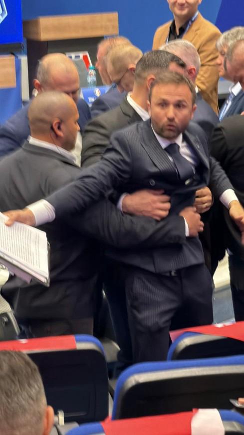 Moment tensionat în sala alegerilor FRF